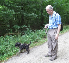 Eico und Herrchen im Wald