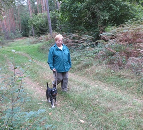 Eico und Frauchen im Wald