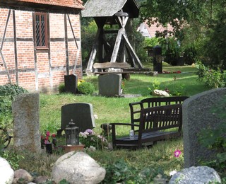 Kirche und Friedhof von Zislow