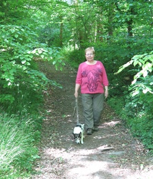 Fluffy und Frauchen im Wald