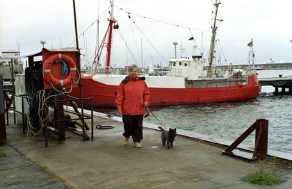 Xenia und Frauchen im Hafen