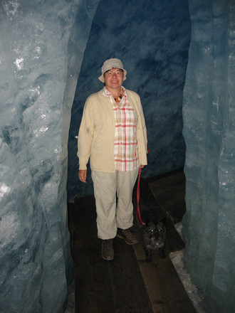 Xenia und Frauchen in einer Eishöhle