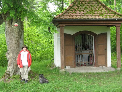 An einer kleinen Kapelle im Wald